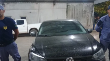 Un operativo policial terminó con dos detenidos e incautaron armas y un automovil con marca de bala