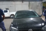 Un operativo policial terminó con dos detenidos e incautaron armas y un automovil con marca de bala