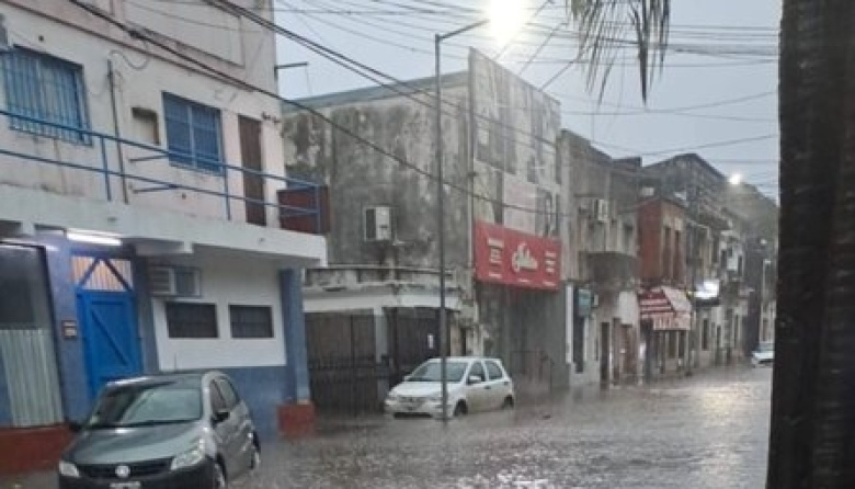 Abundantes lluvias en Corrientes esta mañana dejaron a la ciudad con muchas calles anegadas