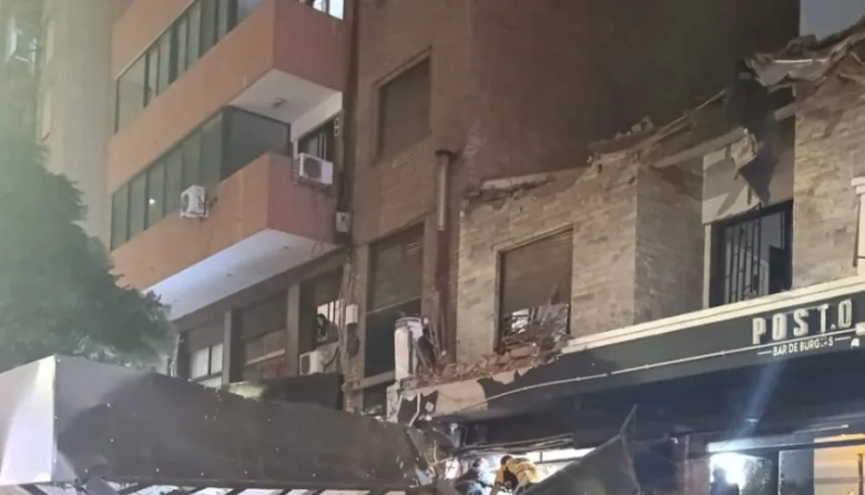Fuertes vientos causaron el derrumbe del techo de un hostel en Córdoba, dejando una víctima fatal