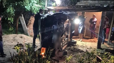 Chocó con su auto, volcó y termino impactando en una casa