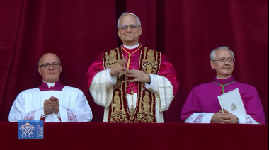 "La paz sea con ustedes" Leon XIV, el cardenal Robert Prevost hoy, el nuevo Papa, se presentó en el Vaticano