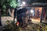 Chocó con su auto, volcó y termino impactando en una casa