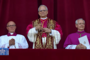 "La paz sea con ustedes" Leon XIV, el cardenal Robert Prevost hoy, el nuevo Papa, se presentó en el Vaticano