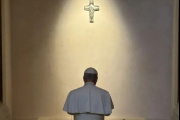 Las conmovedoras imágenes de la oración del papa León XIV ante la tumba de Francisco