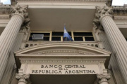 Para evitar "competencia" con su BOPREAL, el Banco Central frenó la venta de bonos de un banco top